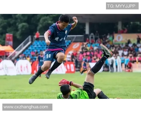 从踢饮料罐到绿茵场英雄：足球巨星的成长之路