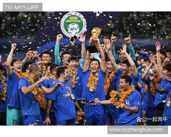 足球巨星齐聚一堂展风采与球迷合影留念精彩瞬间定格传奇之星