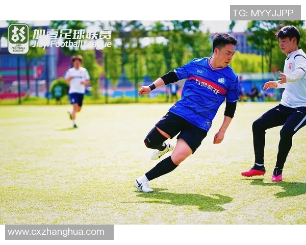 足球明星日常穿搭揭秘 专属球鞋如何助力赛场表现与生活风格